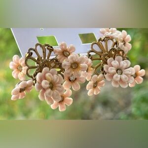 🌸 Vintage Pink Floral Cluster Earrings with Rhinestone Accents 🌸